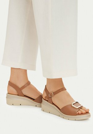 Lasocki, LASOCKI WOMEN'S SANDALS BROWN - Keilsandalette - brown