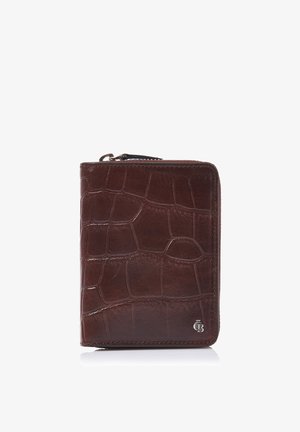 Cartera de cuero marrón con textura de cocodrilo, cremallera plateada y pequeño logo plateado en la esquina inferior derecha.