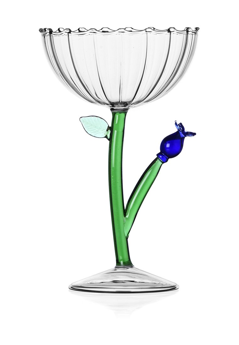 Przezroczysta szklana filiżanka przypominająca kwiat, z zielonym szklanym trzonkiem, niebieskim detalem na końcu i falowanym brzegiem. Lekka i dekoracyjna konstrukcja.