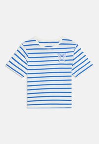 Camiseta blanca de manga corta con rayas horizontales azules y un pequeño lazo bordado en azul en el lado izquierdo del pecho.