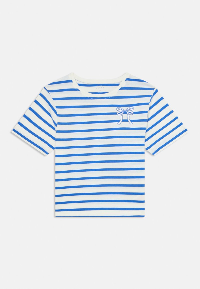 Camiseta blanca de manga corta con rayas horizontales azules y un pequeño lazo bordado en azul en el lado izquierdo del pecho.
