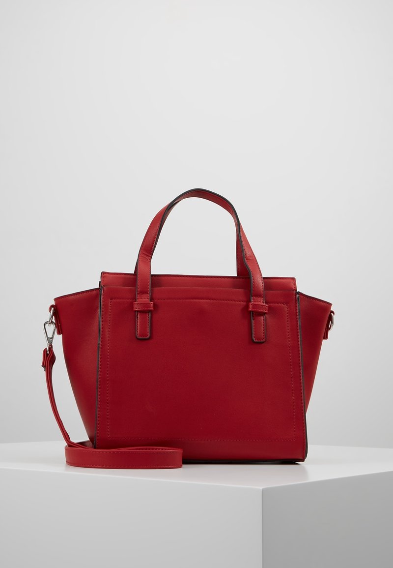 Rote Leder-Handtasche mit strukturiertem Design, zwei kurzen Griffen, einem langen abnehmbaren Schulterriemen und minimalen Nähten entlang der Kanten.