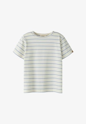 Kremowa koszula z krótkim rękawem z jasnoniebieskimi poziomymi paskami i prążkowaną fakturą, z okrągłym dekoltem i małą brązową naszywką na rękawie.