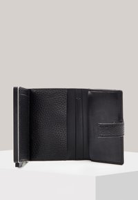 Portafoglio in pelle nera con interni texturizzati ed esterno liscio, dotato di più slot per carte e una chiusura sicura con cinturino.