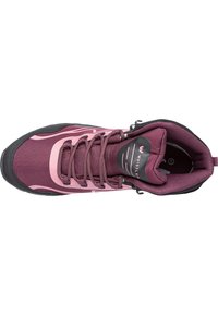 Scarpa da trekking in tessuto bordeaux e rosa con tomaia pattern, suola in gomma nera e lacci grigi. Presenta un colletto imbottito e un logo sulla linguetta.