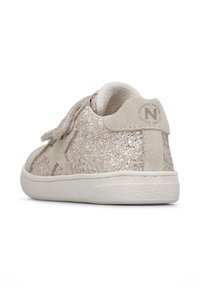 Barns låga sneakers med beige glittrande tyg, mockadetaljer, kardborreband och vit gummisula, visad från baksidan.