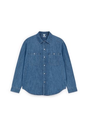 Langærmet blå denimskjorte med to knappede brystlommer foran og en krave med knapper, lagt fladt på en hvid baggrund.