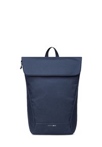 Navyblauer Rucksack aus strapazierfähigem Stoff, mit einem umklappbaren Deckel, Reißverschlussverschluss und Tragegriff. Minimalistisches Design mit Logodetail.