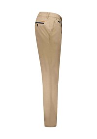 Beige broek met een slim fit, gemaakt van een katoenmix. Heeft een achterzak met blauwe afwerking en een logo-label nabij de tailleband.
