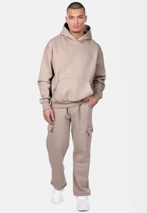 Beige hættetrøje med en kengurulomme og ribbede manchetter, parret med matchende cargo-bukser med sidelommer og broderede logo-detaljer.
