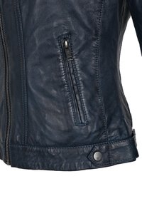 Navyblauwe leren jas met een zijrits zak, gestructureerde afwerking en een drukknoopdetail aan de zoom. Klassiek ontwerp en getailleerde pasvorm.