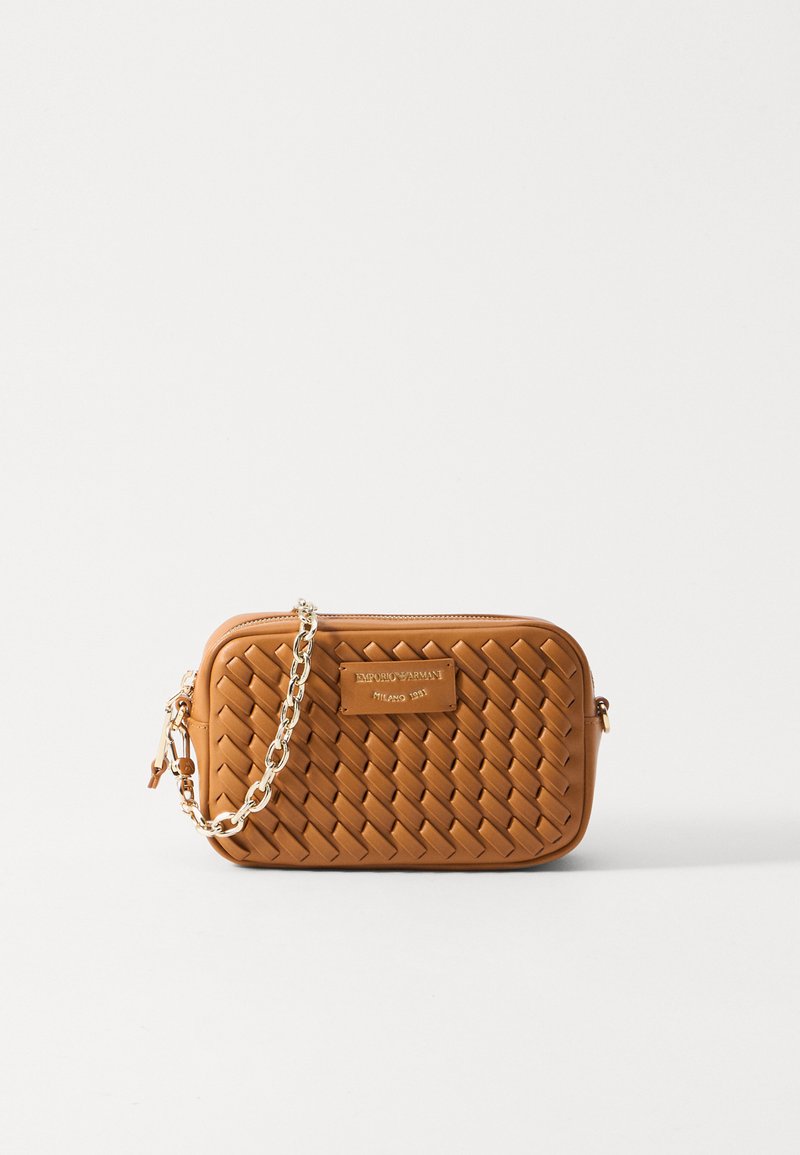 Bolso de mano de cuero trenzado en color marrón con una cadena metálica y forma rectangular. Presenta una placa con el logo en la parte frontal. Textura suave.