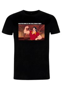 Zwarte katoenen T-shirt met de afbeelding van een cartoonkarakter en tekst erboven. Het karakter heeft donker haar, gespierde armen en draagt een rode shirt met een gele kraag.