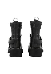 Botas de cuero negras hasta el tobillo con punta cuadrada, suela gruesa, correas ajustables y tiradores en la parte posterior. Acabado texturizado.