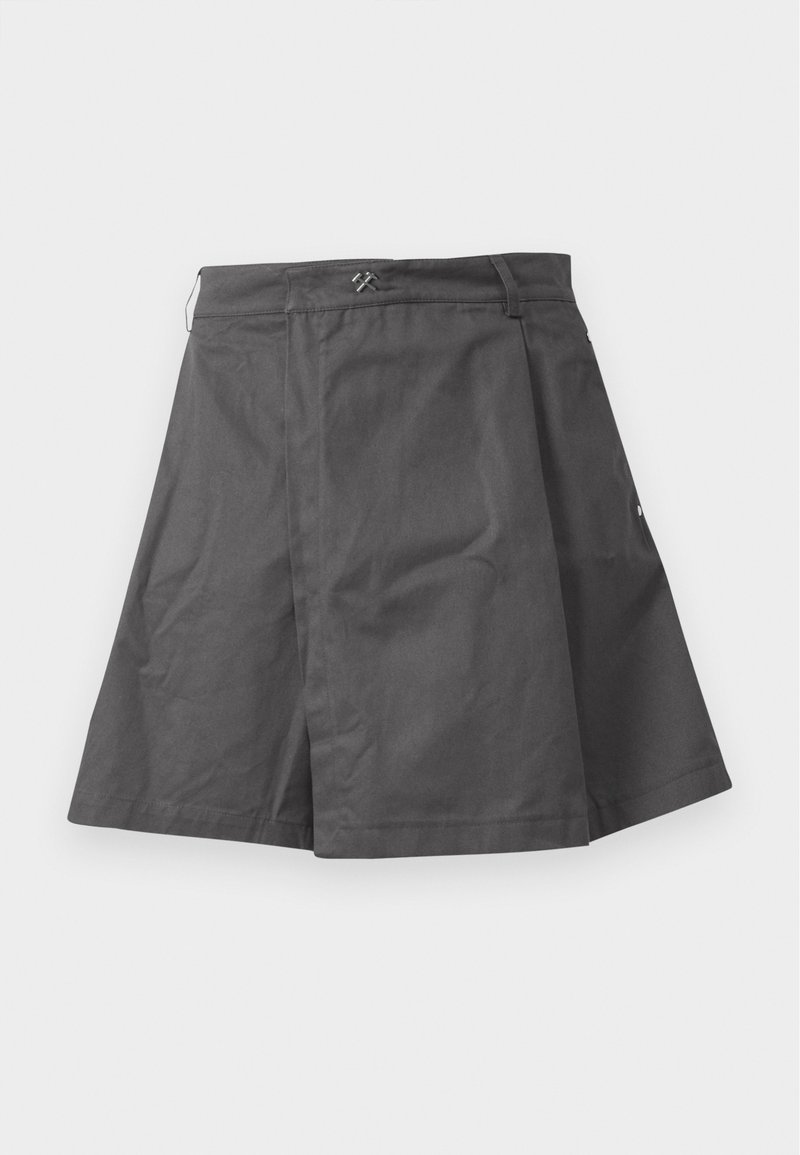 Grijze rok van lichtgewicht stof, met een platte tailleband, voorplooien en zijzakken. Eenvoudig ontwerp en lengte tot de knie.