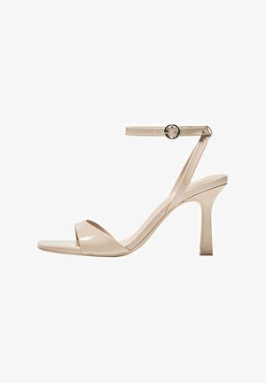 Nude Lackleder-Stiletto mit dünnem Knöchelriemen und runder Schnalle, offenes Zehen-Design und schlanker Stiletto-Ferse.