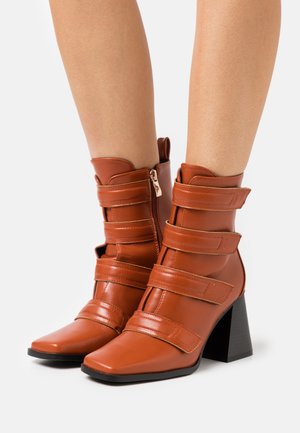 RAID, Bottines à talons hauts - cognac