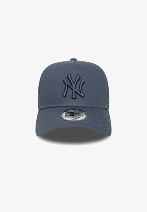 Gorra de béisbol gris oscuro con logo bordado, correa ajustable, textura suave y visera curvada. Presenta la marca New Era en la etiqueta.