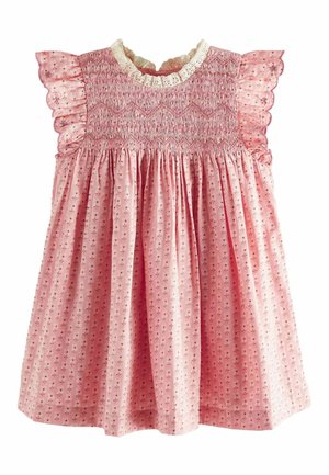 Roze jurk met smocks, volants mouwen, kant kraag en bloemenpatroon. Gemaakt van lichtgewicht stof, met een plissé rok en een zachte textuur.