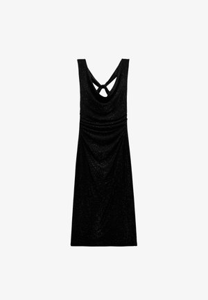 Vestido negro sin mangas con una textura brillante, que presenta un diseño drapeado y una espalda con corte y un detalle retorcido.