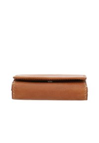 Gefaltete braune Lederbrieftasche mit sichtbaren Nähten an den Rändern, aus der Seitenansicht vor weißem Hintergrund gezeigt.