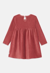 Vestido de pana en rosa empolvado, de manga larga, forma A, escote redondo con cierre de botón en la parte posterior y textura acanalada.