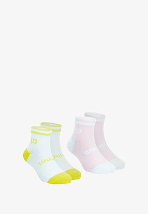Quatre paires de chaussettes de cheville : deux blanches avec des accents jaunes et deux roses avec des accents blancs. Chaque paire arbore le logo "Wilson" en évidence.
