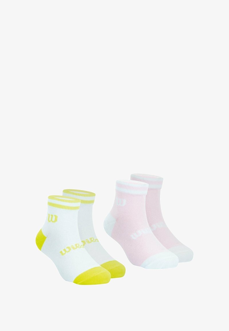 Quatre paires de chaussettes de cheville : deux blanches avec des accents jaunes et deux roses avec des accents blancs. Chaque paire arbore le logo "Wilson" en évidence.
