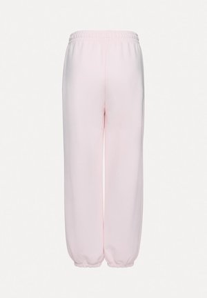 Jasnoróżowe spodnie dresowe wykonane z miękkiego materiału, z elastycznym paskiem w talii i zwężanymi mankietami. Gładka faktura bez widocznych wzorów.