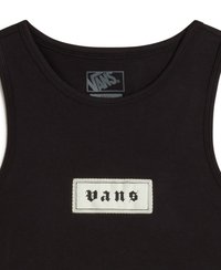 Canotta in cotone nera con scollatura rotonda e un rettangolo bianco che presenta la parola "vans" in lettere gotiche nere.