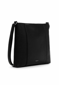 Schwarze Lederhandtasche mit glatter Textur, strukturiertem Design, verstellbarem Tragegurt und dezentem Logo auf der Vorderseite.