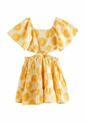 Robe deux pièces jaune à fleurs avec manches courtes bouffantes, découpe au niveau de la taille, taille élastique et jupe à volants sur fond blanc.