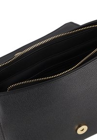 Borsa in pelle nera con finitura testurizzata, dotata di hardware in oro, chiusura con zip e numerosi scomparti interni per l'organizzazione.