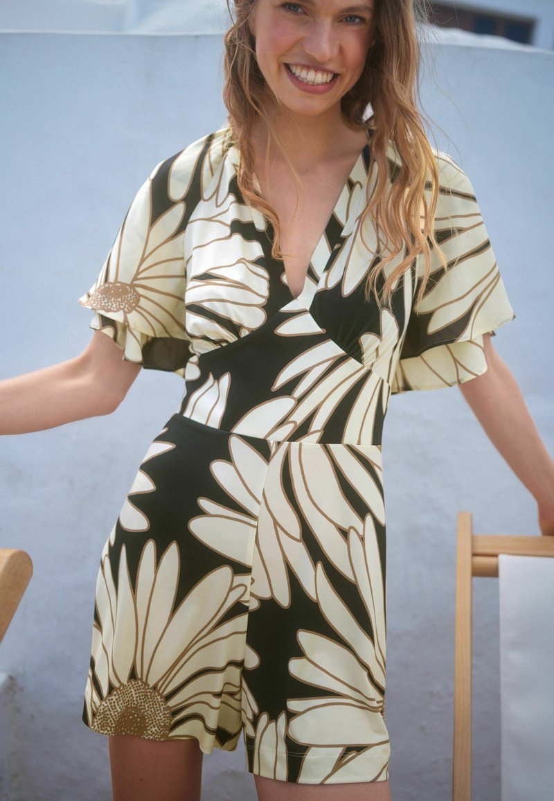 Next FLUTE SLEEVE VNECK TALL Jumpsuit black floral print/schwarz