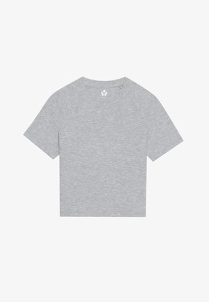 Camiseta gris corta con mangas raglán cortas. La tela tiene una textura sutil y presenta un pequeño logo en el escote.