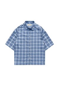 Chemise à manches courtes à carreaux bleus et blancs, boutonnée avec col, en tissu léger, présentée à plat sur un fond blanc.