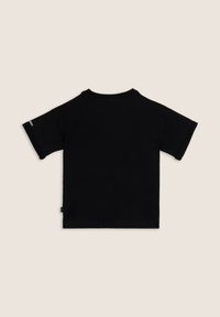 T-shirt nera a maniche corte con scollo rotondo, realizzata in cotone. Include un piccolo etichetta sul lato per il branding, texture liscia.