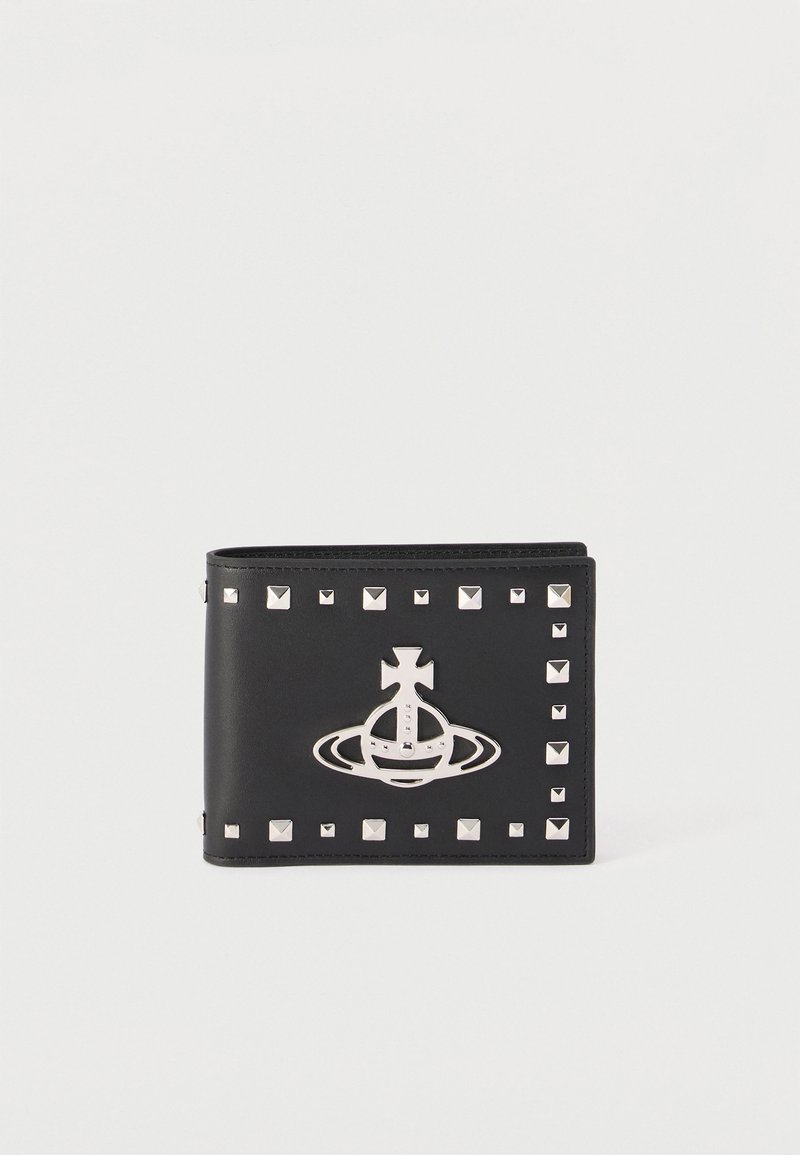 Μαύρο δερμάτινο πορτοφόλι με περίγραμμα από ασημένιες καρφίτσες και ασημένιο έμβλημα σφαίρας σκαλισμένο στο κέντρο σε λευκό φόντο.