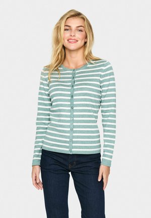 Gilet vert clair avec des rayures horizontales blanches, col rond et boutons sur le devant. Texture douce, manches longues et design ajusté.