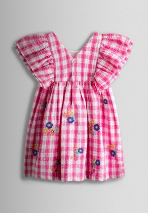 Roze-wit geruite jurk met vleermuismouwen, V-hals, knoopsluiting en meerkleurige bloemrijke borduursels over de hele jurk.