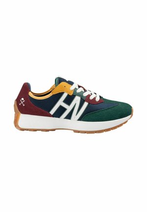 Zapatilla deportiva con parte superior de malla verde y marino, acentos en burdeos y mostaza, logo blanco y suela de goma texturizada color caramelo.