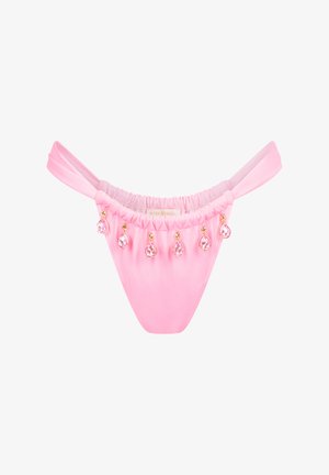 Roze bikini onderkant met een gerimpelde taille en decoratieve gouden hardware. Zes druppelvormige roze edelstenen hangen aan de voorkant voor extra detail.