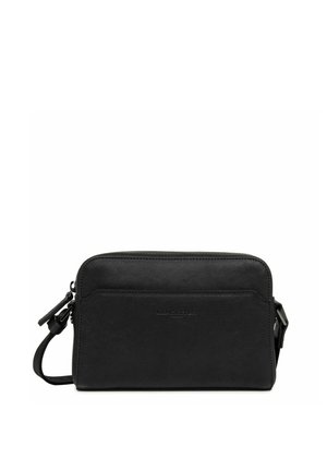 Zwarte leren crossbodytas met een ritssluiting, een gladde textuur, een voorkantvak, een verstelbare schouderband en subtiele gegraveerde branding.