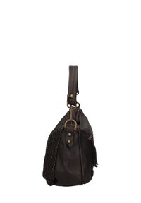Sac à main en cuir marron avec une texture tissée sur un côté, quincaillerie en laiton, une bandoulière plate et une fermeture éclaire sur le dessus.