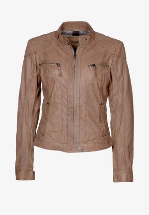 Beige leren motorjack met hoge kraag, ritssluiting aan de voorkant en meerdere ritssluitingzakken. Heeft gestructureerde schouderaccenten en stikdetails.