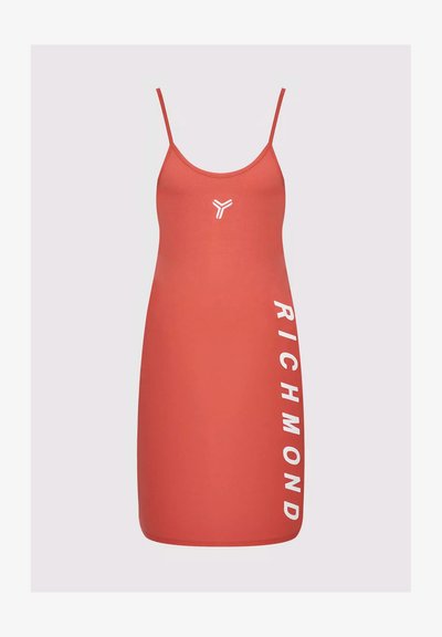 Abito senza maniche di color corallo con spalline sottili, un piccolo logo bianco sul petto e la parola "RICHMOND" stampata verticalmente sul lato.