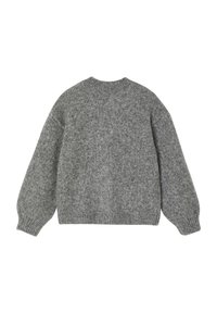 Grauer gestrickter Pullover mit Rundhalsausschnitt, überschnittenen Schultern und gerippten Bündchen. Glatte Textur und oversized Form.