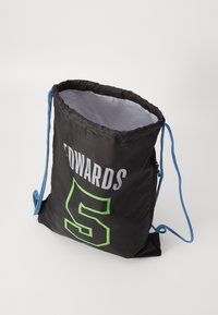 Sort rygsæk med snøre og blå snore, med et grønt nummer "5" og ordet "EDWARDS" i hvid. Vandtæt materiale, letvægtsdesign.