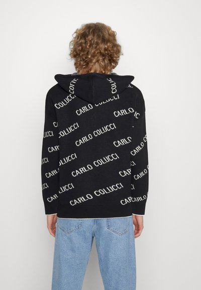 Hoodie noir avec le texte blanc "CARLO COLUCCI" dans un motif diagonal répété. Fini avec une capuche à cordon et des poignets côtelés.