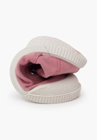 Calzature leggere con tomaia in tessuto rosa e suola in gomma bianca textured, piegate a metà per una esposizione compatta.